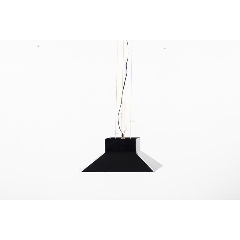 Lámpara de suspensión vintage con pantalla de metal esmaltado negro que cuelga de una lámpara de techo negra del mismo material