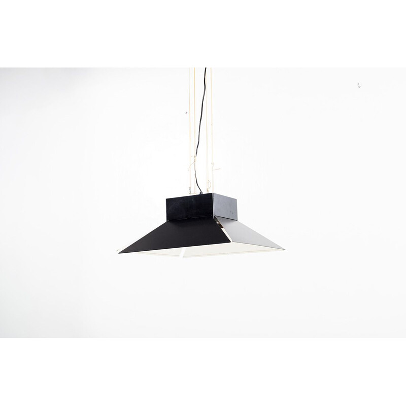 Vintage hanglamp in een zwart geëmailleerde metalen kap hangend aan een zwarte plafondlamp in hetzelfde materiaal