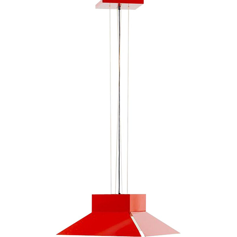 Suspension vintage teinte métal émaillée rouge qui pend sur un plafonnier rouge par artimeta