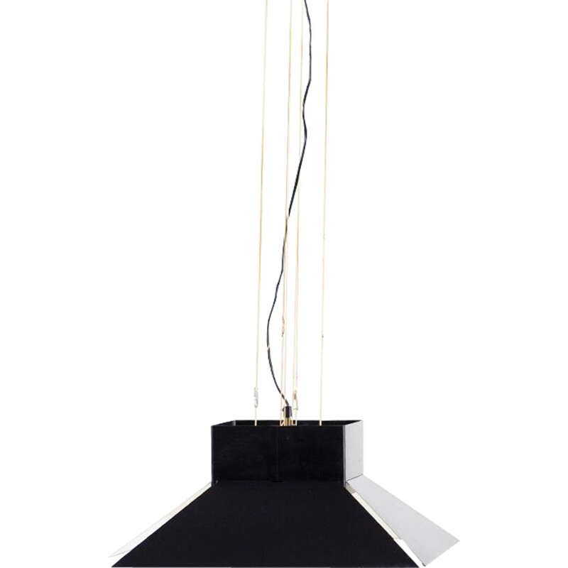 Lampada a sospensione vintage con paralume in metallo smaltato nero, appesa a una plafoniera nera dello stesso materiale