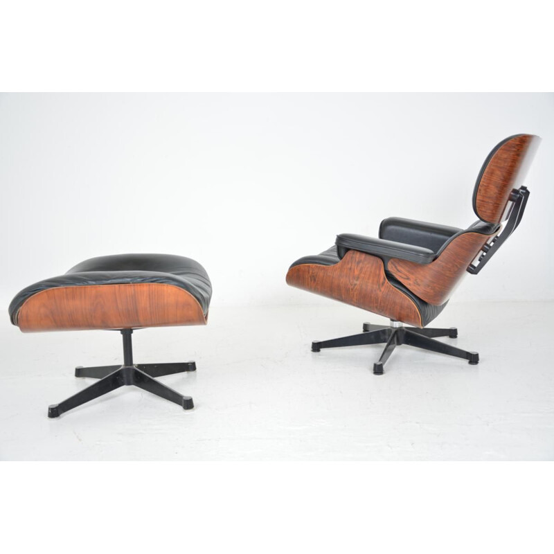 Vintage Lounge Chair and its footrest by Charles & Ray Eames for Herman Miller