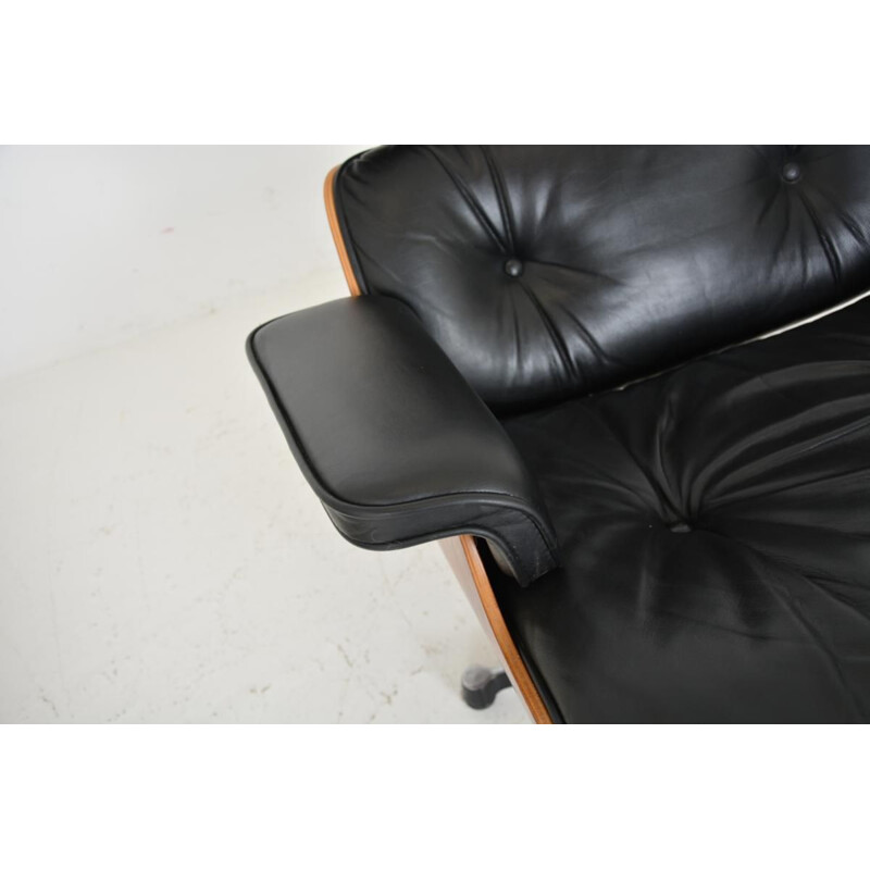 Vintage Lounge Chair and its footrest by Charles & Ray Eames for Herman Miller