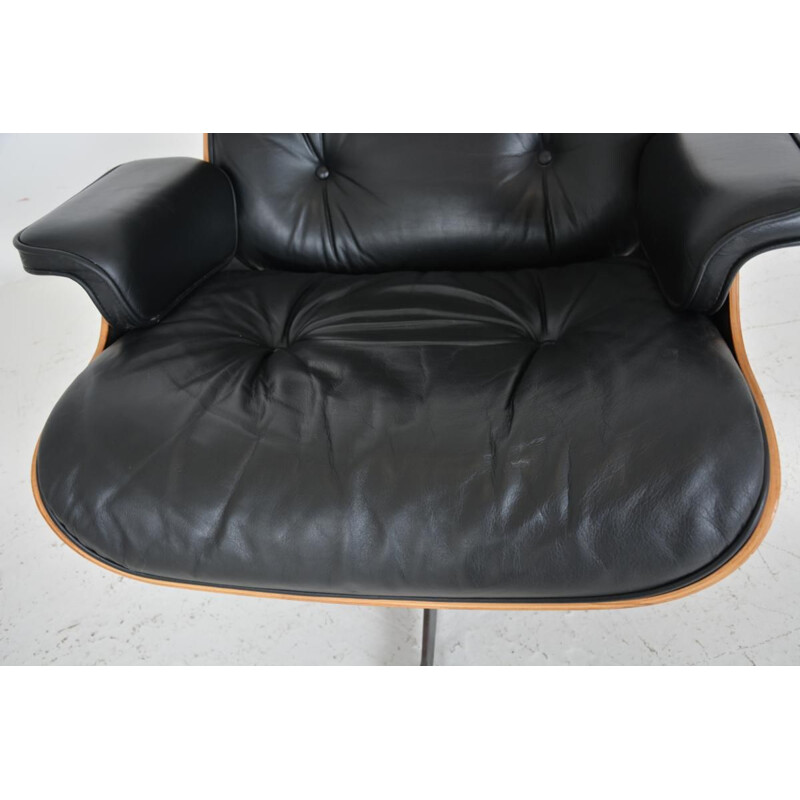 Vintage Lounge Chair and its footrest by Charles & Ray Eames for Herman Miller