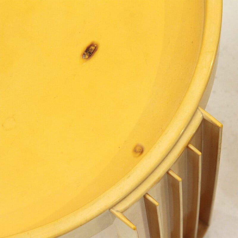 Ensemble de 4 tables basses vintage empilables pour Cassina en plastique jaune 1950