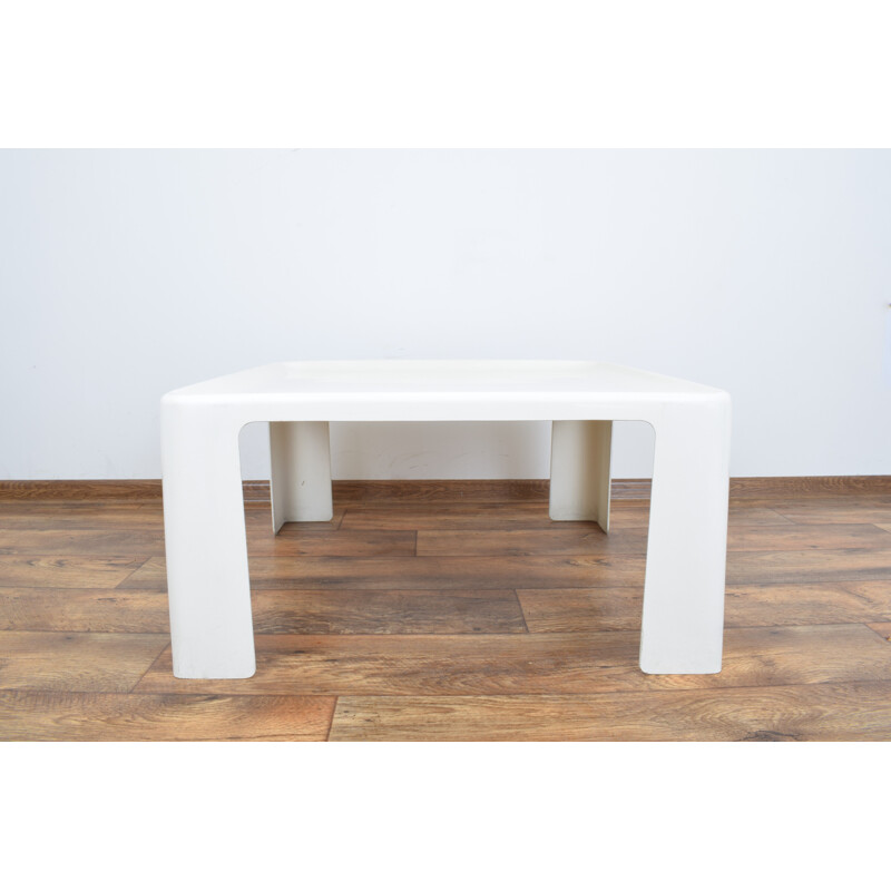 Vintage Amanta fiberglass coffee table by Mario Bellini for C&B Italia