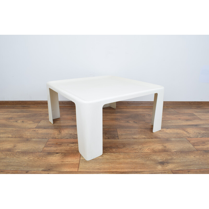 Vintage Amanta fiberglass coffee table by Mario Bellini for C&B Italia