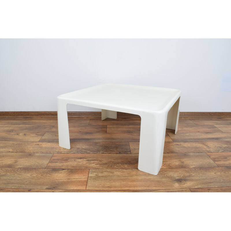 Vintage Amanta fiberglass coffee table by Mario Bellini for C&B Italia