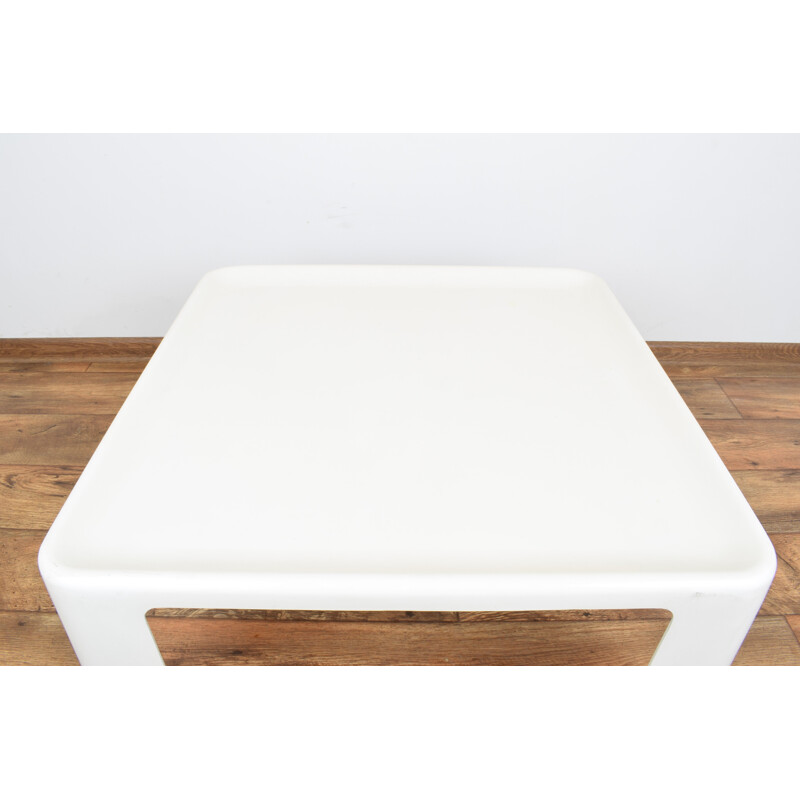 Vintage Amanta fiberglass coffee table by Mario Bellini for C&B Italia