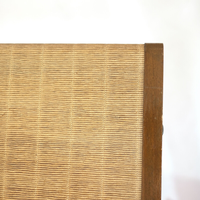 Table d'appoint vintage française avec son porte-revue en bois et laiton 