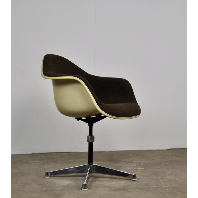 Vintage armchair for Herman Miller in brown fabric and fiberglass 1970