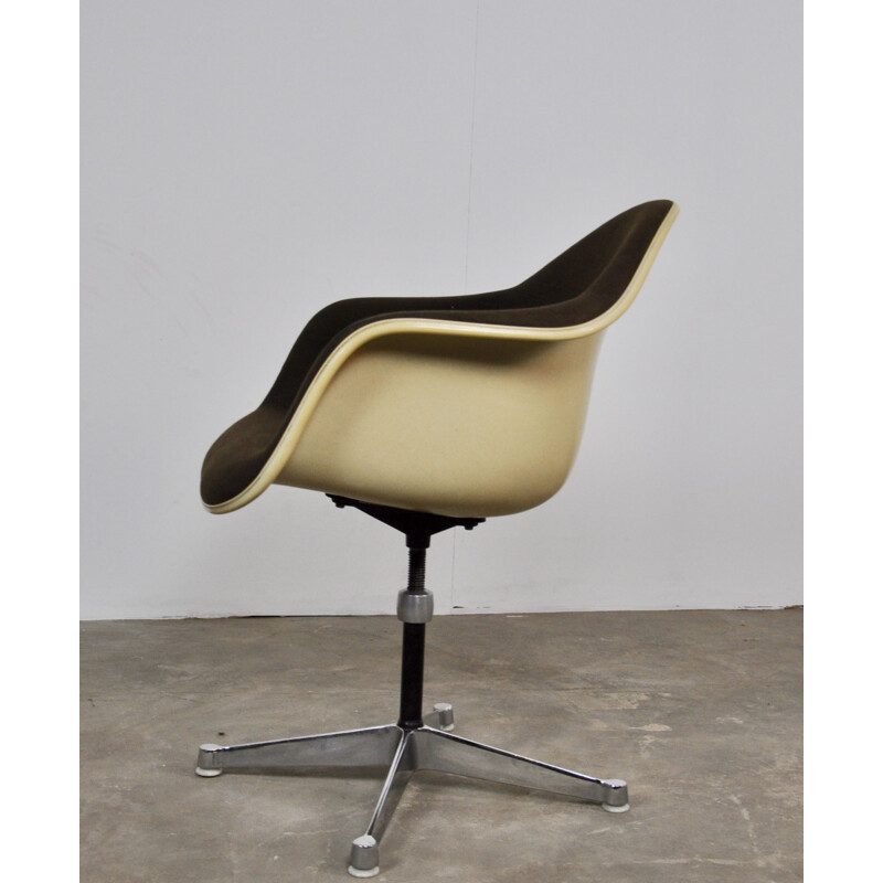 Vintage armchair for Herman Miller in brown fabric and fiberglass 1970