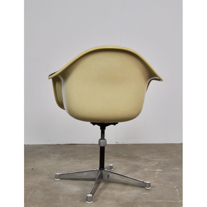 Vintage armchair for Herman Miller in brown fabric and fiberglass 1970