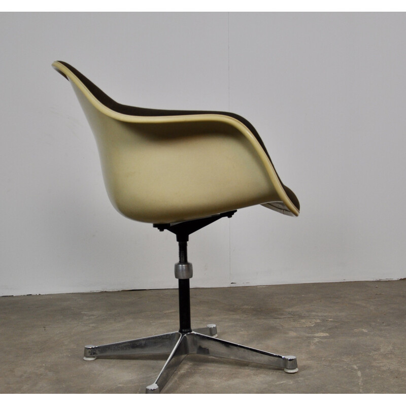 Vintage armchair for Herman Miller in brown fabric and fiberglass 1970