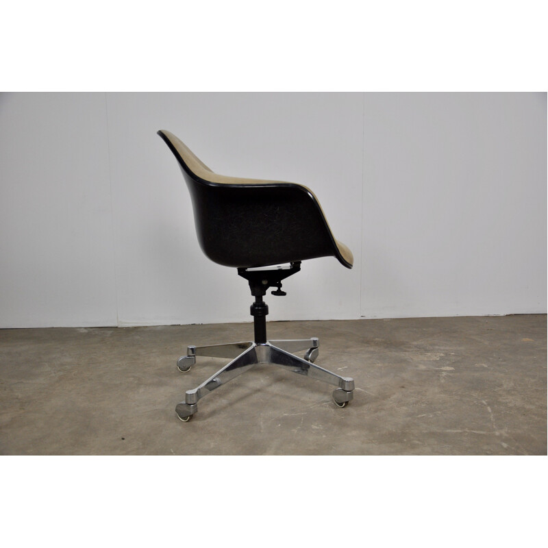 Vintage armchair by Eames for Herman Miller in fiberglass and metal 1970