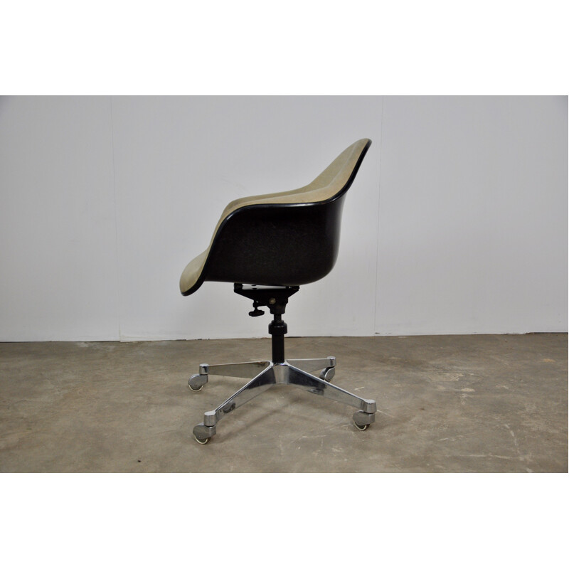 Vintage armchair by Eames for Herman Miller in fiberglass and metal 1970