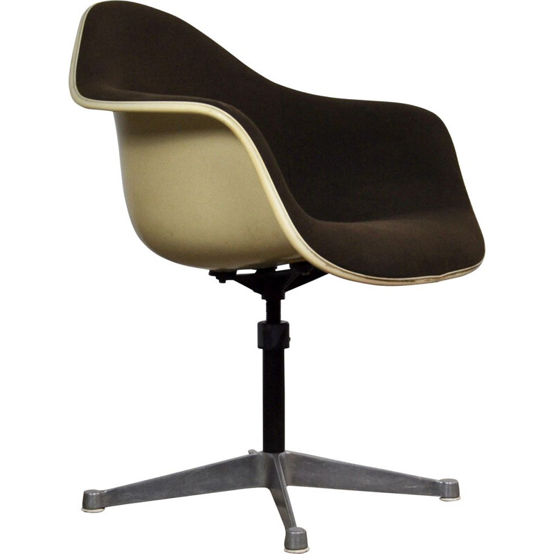 Fauteuil vintage par Eames pour Herman Miller en fibre de verre et métal 1970