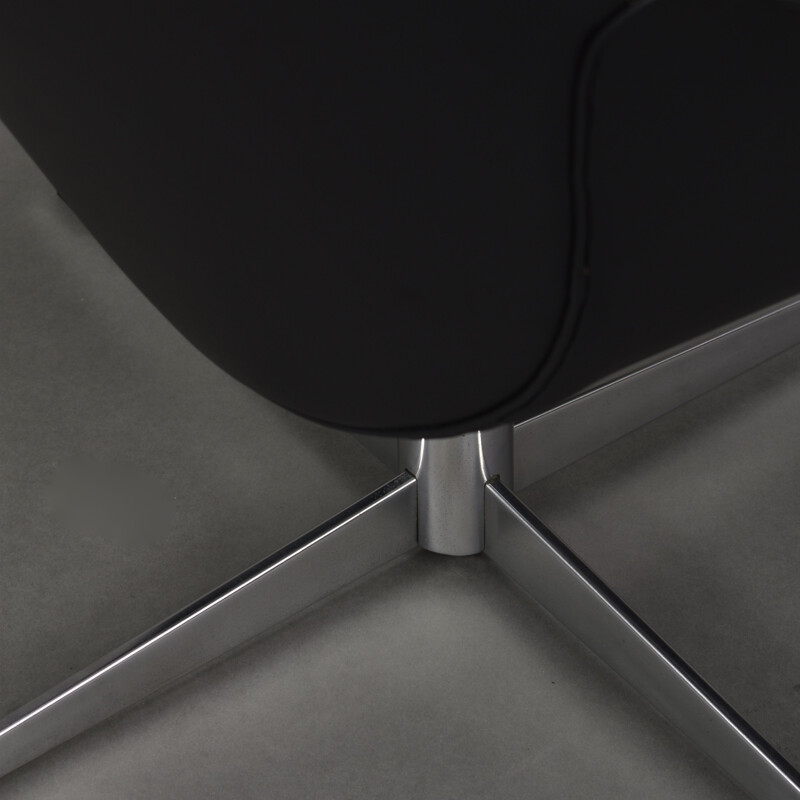 Black swiveling armchair by Topform