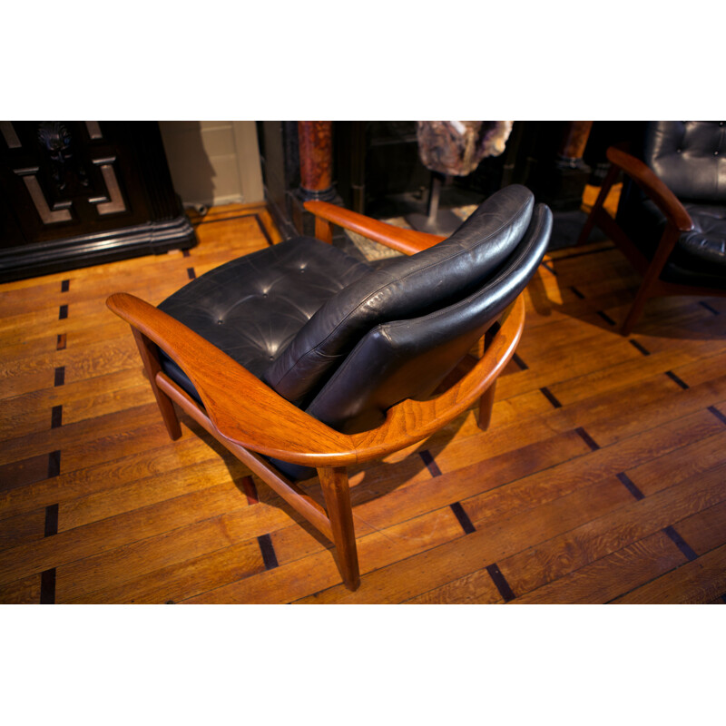 Paire de fauteuils scandinaves en cuir noir et teck