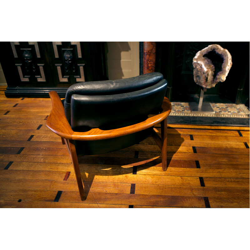 Paire de fauteuils scandinaves en cuir noir et teck