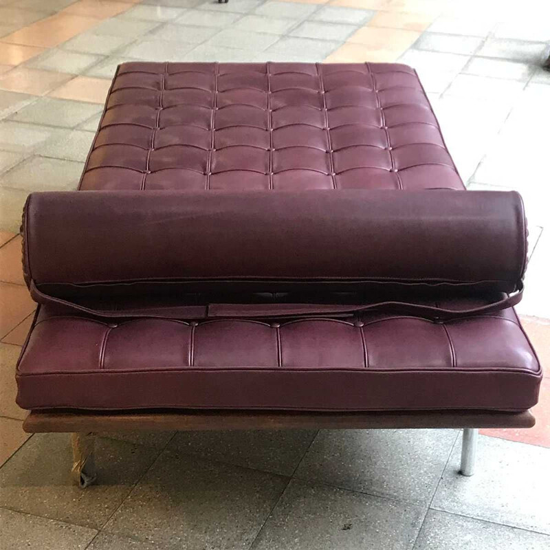 Vintage daybed for Knoll in red leather