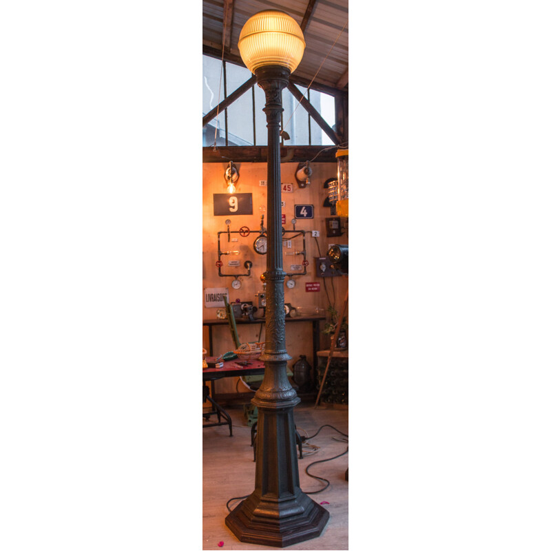 Lampadaire vintage français en fonte d'acier et verre 1930