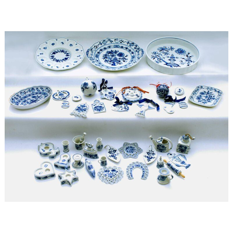 Set of 305 vintage zwiebelmuste porcelain tableware by Meissen, Germany 1992
