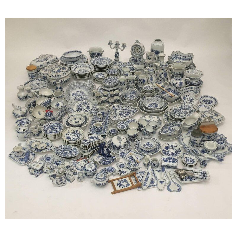 Set of 305 vintage zwiebelmuste porcelain tableware by Meissen, Germany 1992