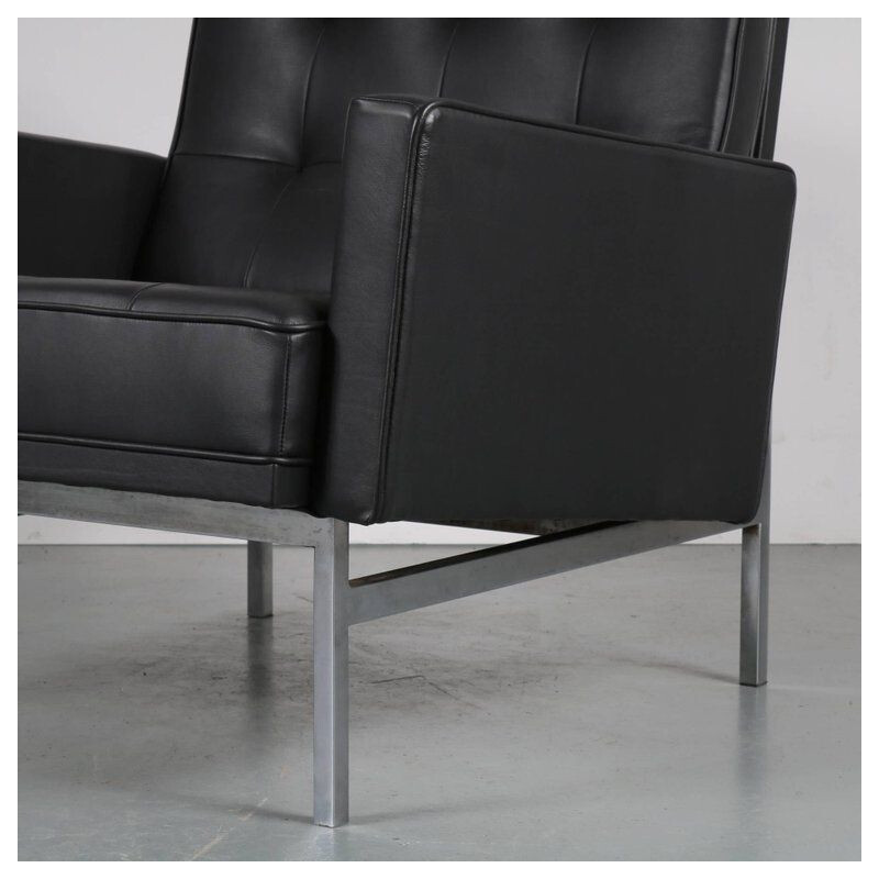 Vintage black leather armchair by Florence Knoll