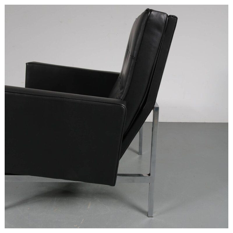 Vintage black leather armchair by Florence Knoll