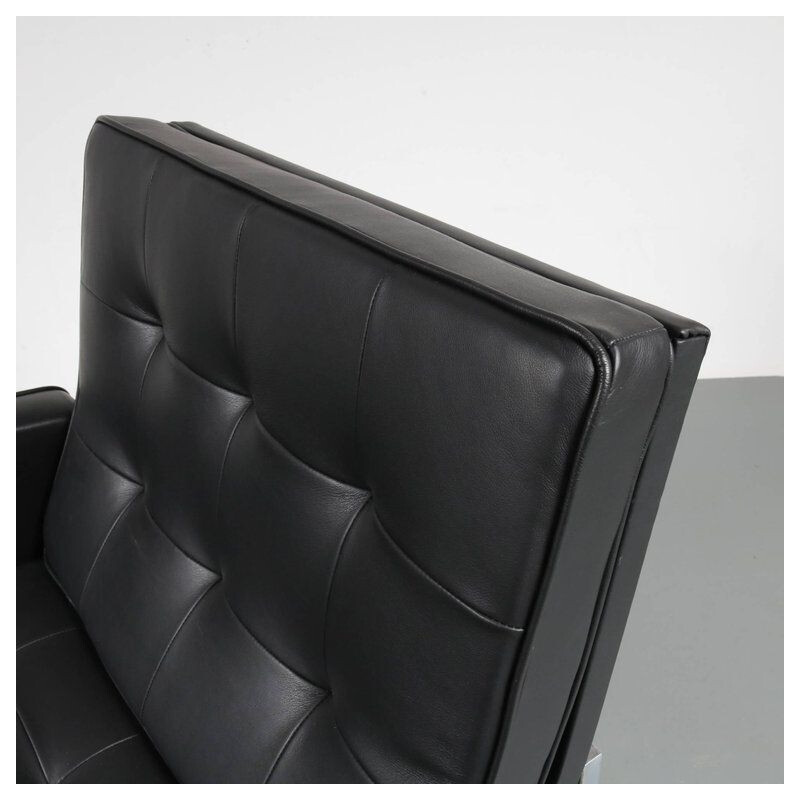 Vintage black leather armchair by Florence Knoll