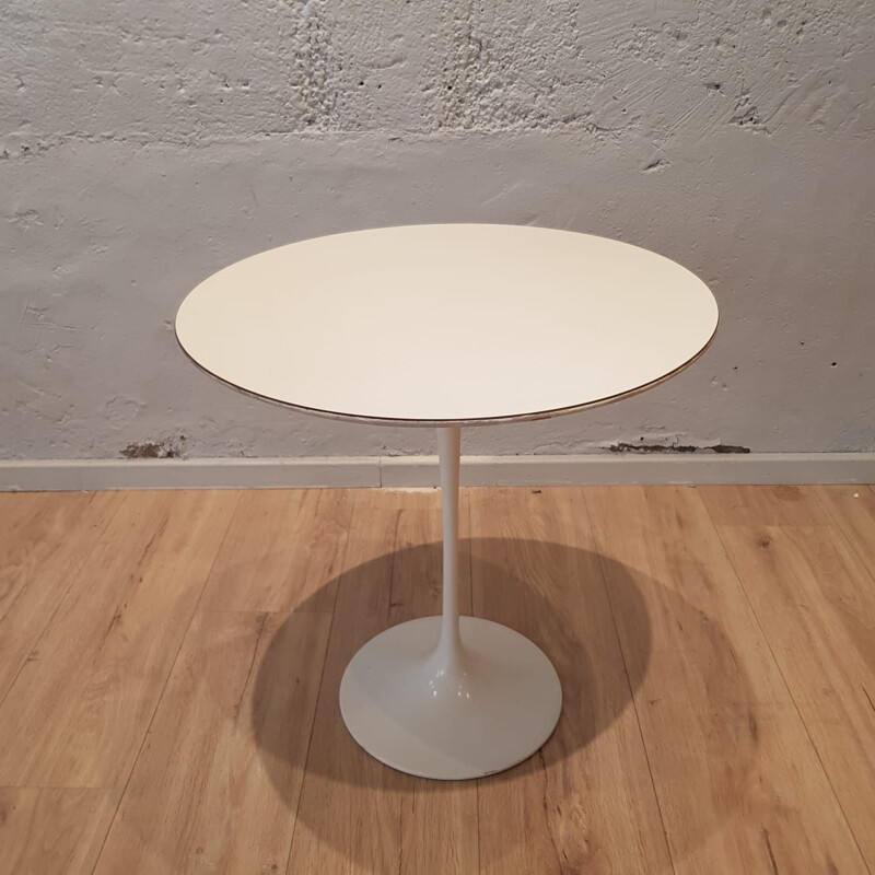 Tulip pedestal in white laminate by Eero Saarinen for Knoll