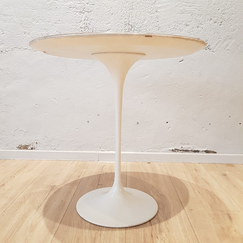 Tulip pedestal in white laminate by Eero Saarinen for Knoll