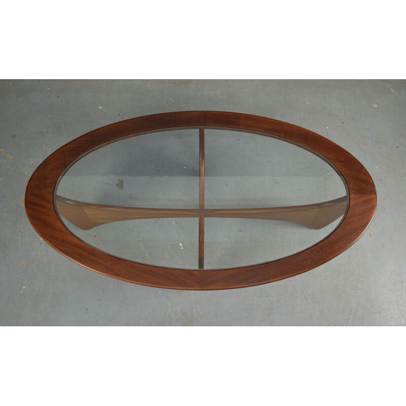 Table basse ovale vintage en teck par Victor Wilkins 1960