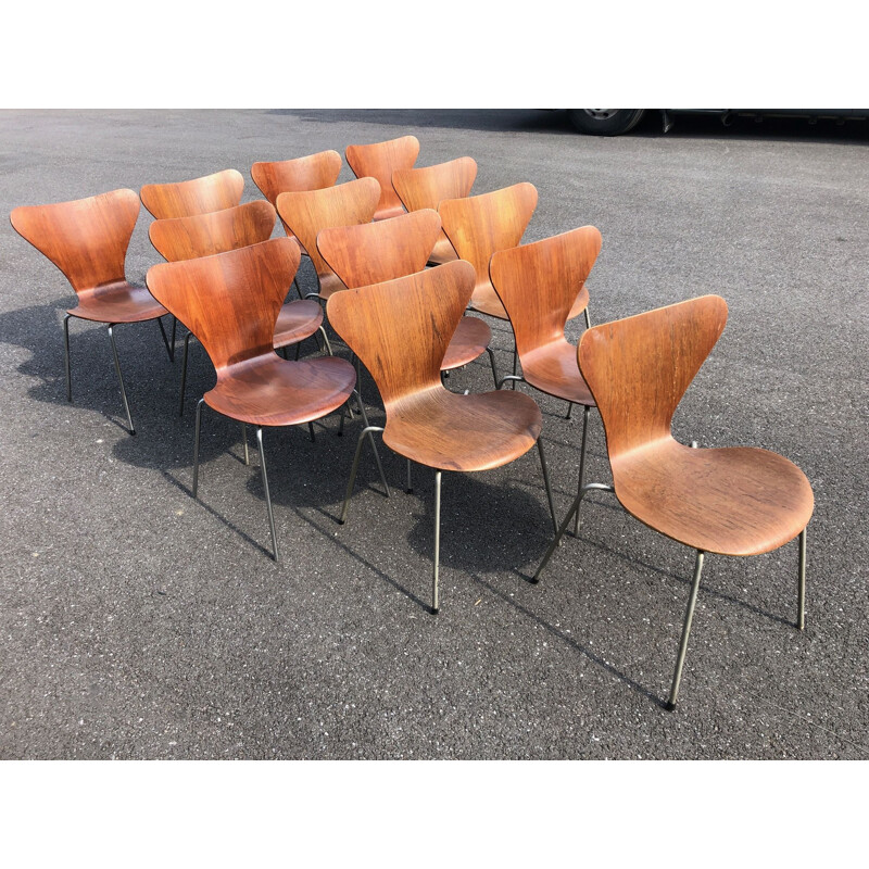 Set of 13 vintage chairs 3107 Serie 7 by Arne Jacobsen 