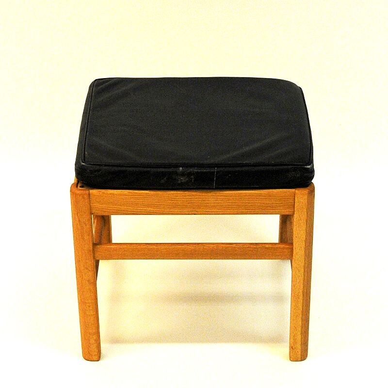 Tabouret vintage Scandinave en chêne avec assise en cuir noir des années 1960