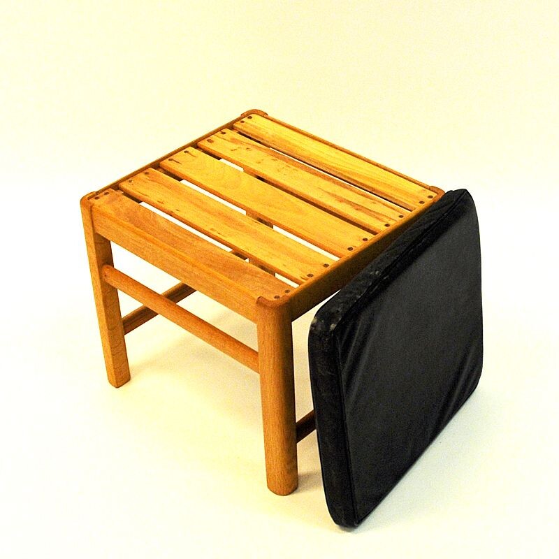 Vintage Scandinavian stool in oak with black leather seat from the 60s