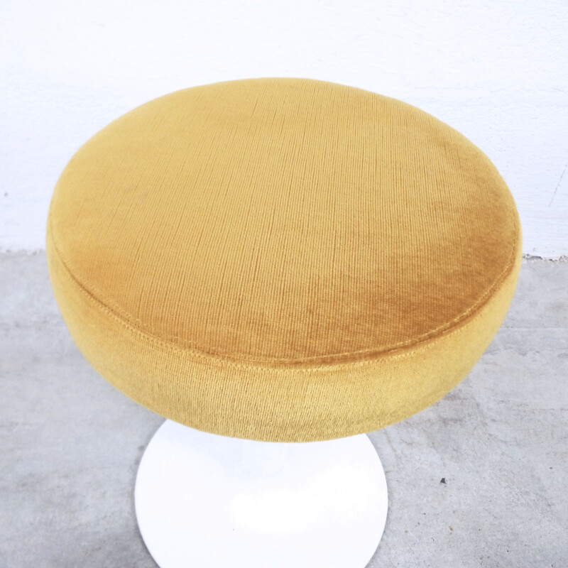 Tabouret blanc vintage avec assise en velours jaune