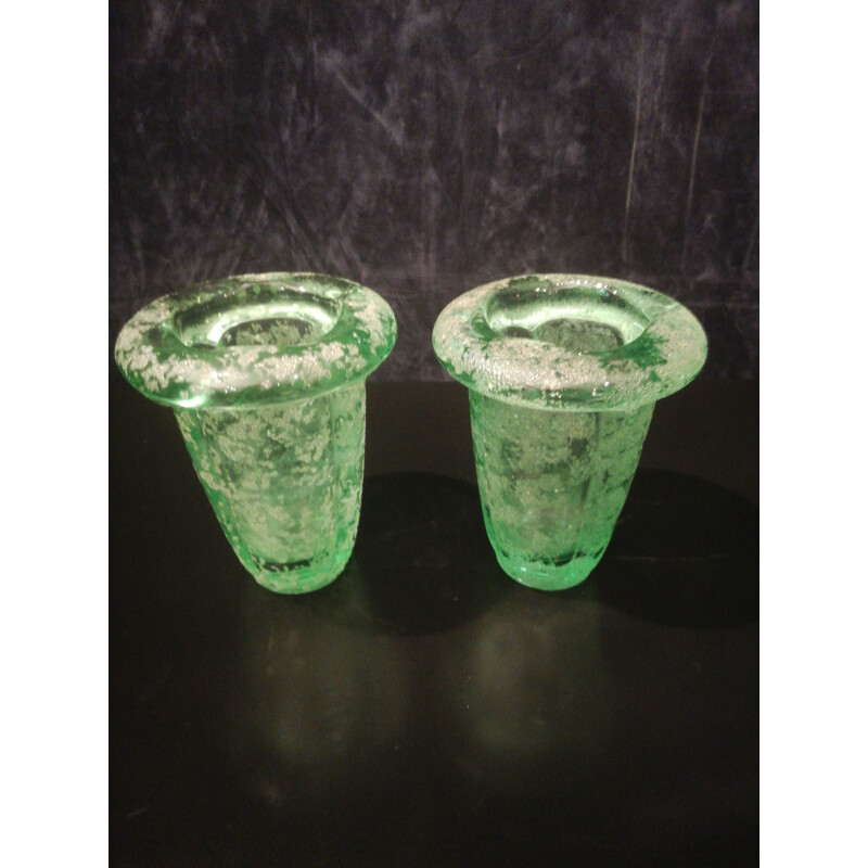 Paire de vases verts en verre moulé