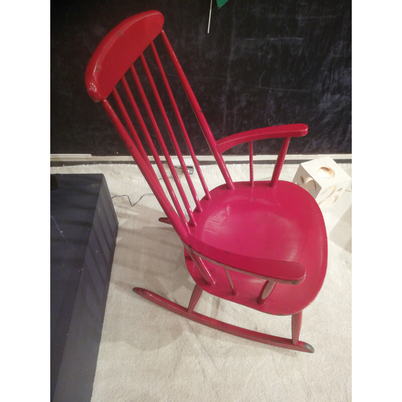Rocking chair vintage rouge par Ilmari Tapiovaara