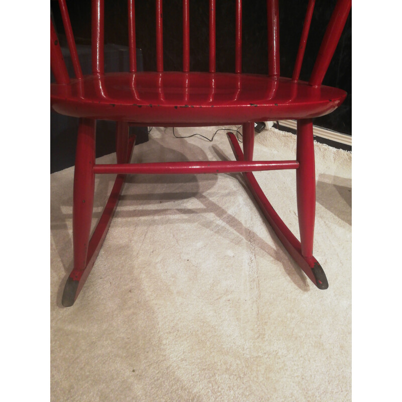 Rocking chair vintage rouge par Ilmari Tapiovaara