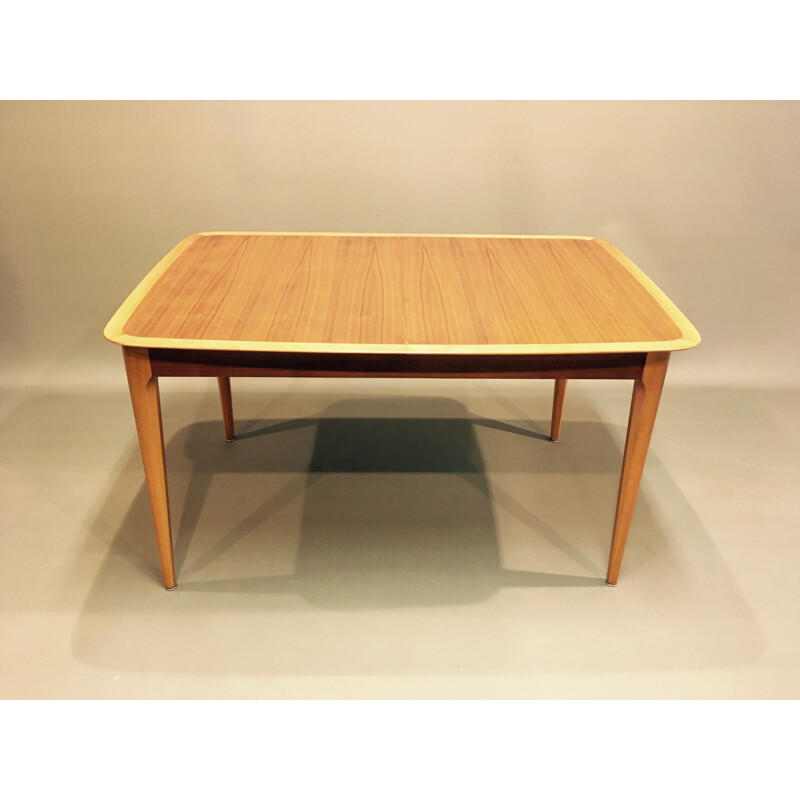 Extendable high-stretch table in teak