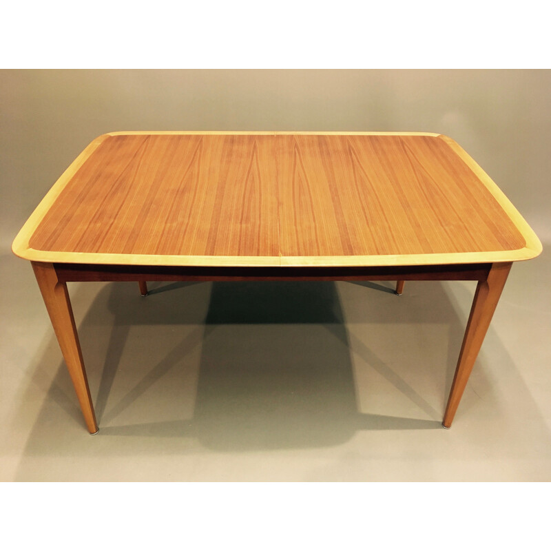 Extendable high-stretch table in teak