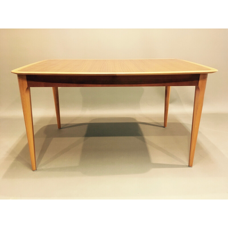 Extendable high-stretch table in teak