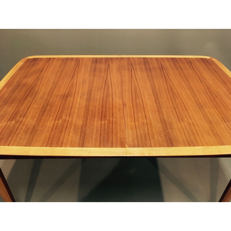 Extendable high-stretch table in teak