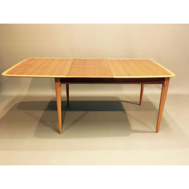 Extendable high-stretch table in teak