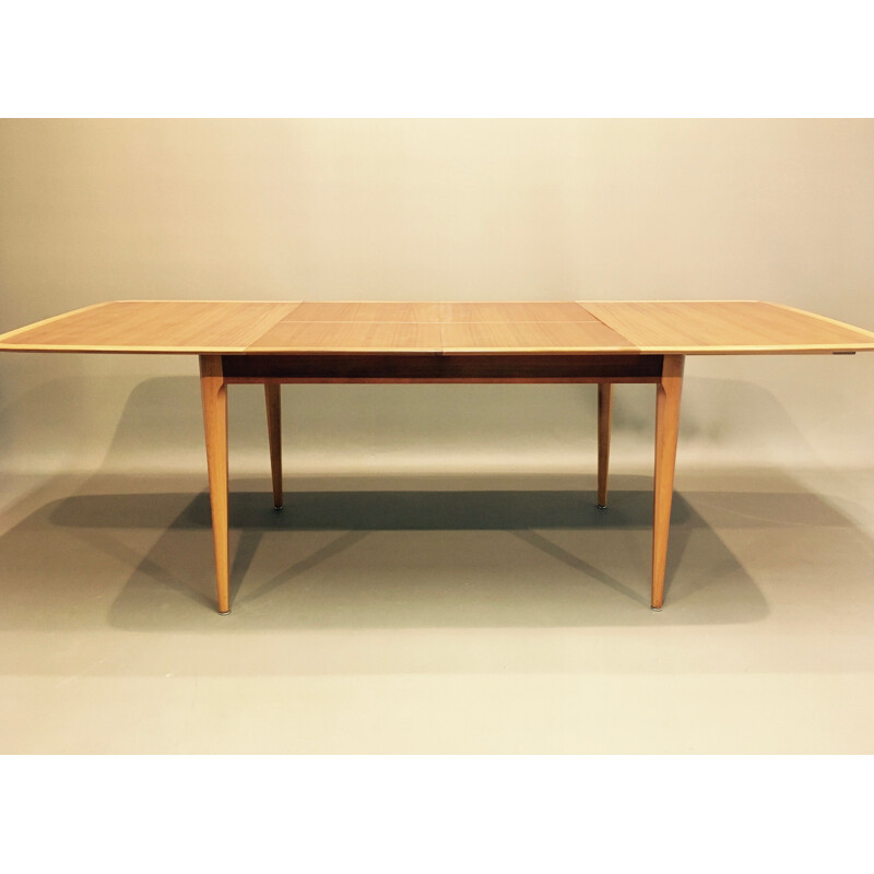 Extendable high-stretch table in teak