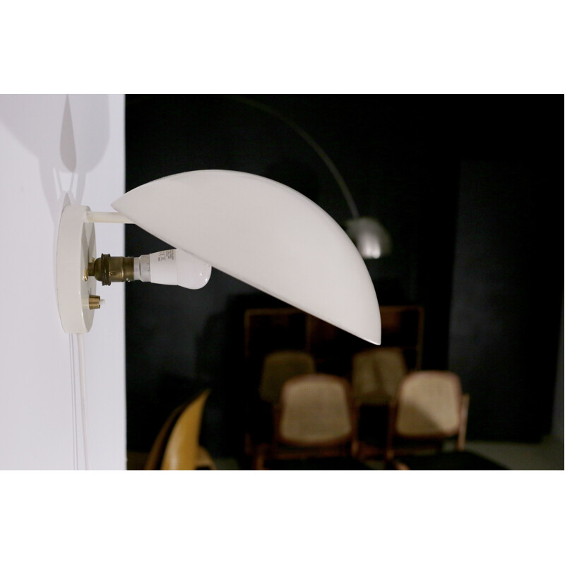 Modernist wall lamp in white lacquered metal