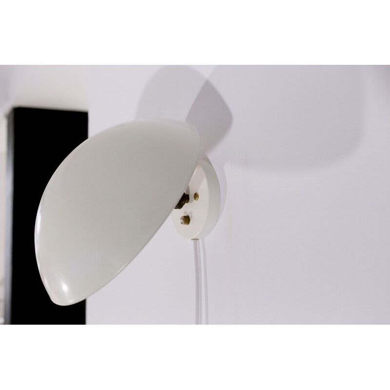 Modernist wall lamp in white lacquered metal