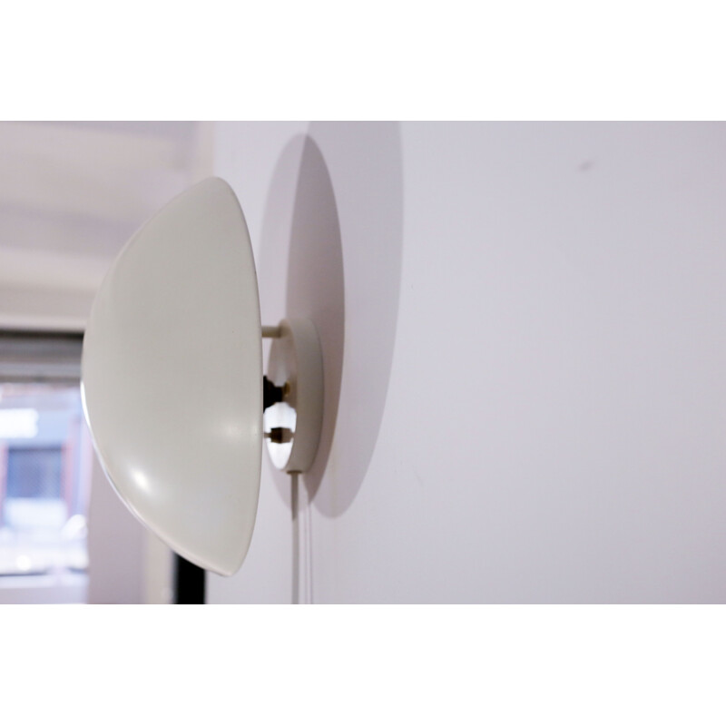 Modernist wall lamp in white lacquered metal