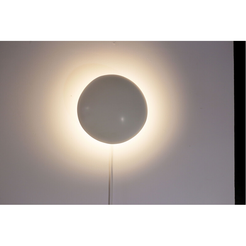 Modernist wall lamp in white lacquered metal